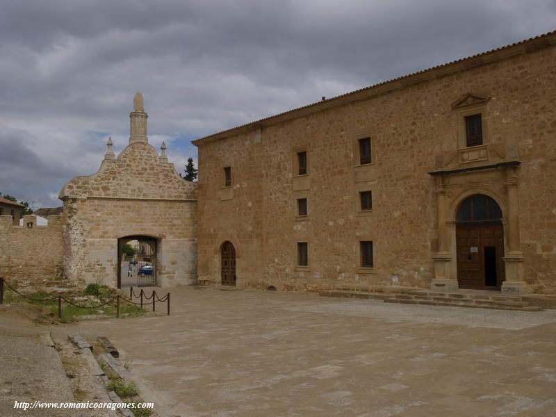 PATIO INTERIOR Y FACHADA SUR DEL MONASTERIO MODERNO